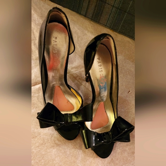 Pairs Hilton Patent Leather Bow Pumps - Picture 2 of 9